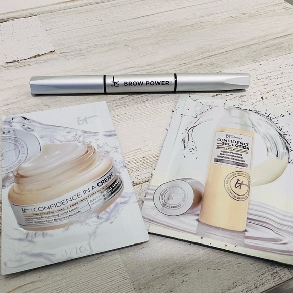 it cosmetics Other - 💫 HP 💫 New iT Cosmetics Universal Taupe Brow Power Mini + 2 free brand Samples